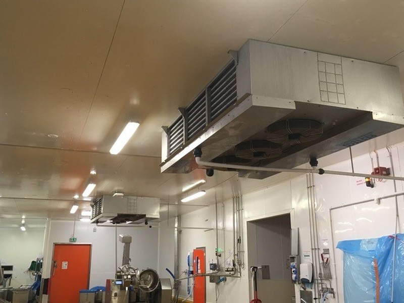 impianto di refrigerazione industriale per il settore carni e pesce con vasca isolata e ventilatori per basse emissioni e igiene nelle sale lavorazione